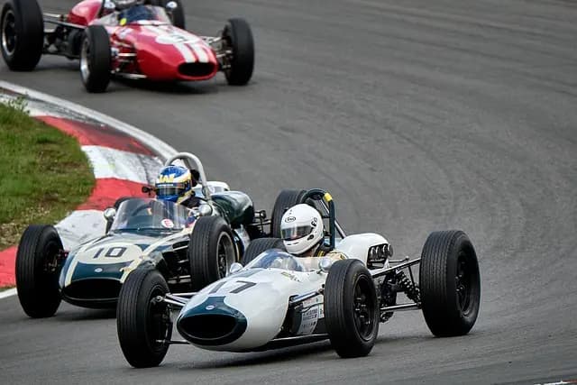 Les Stratégies de Course des Légendes de la F1 : Secrets Révélés